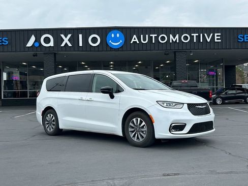 Used 2024 Chrysler Pacifica Limited FWD image 1