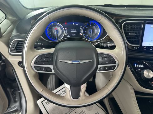Used 2021 Chrysler Pacifica Limited AWD/4WD image 25