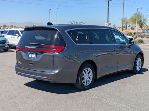 Used 2023 Chrysler Pacifica Touring-L image 5