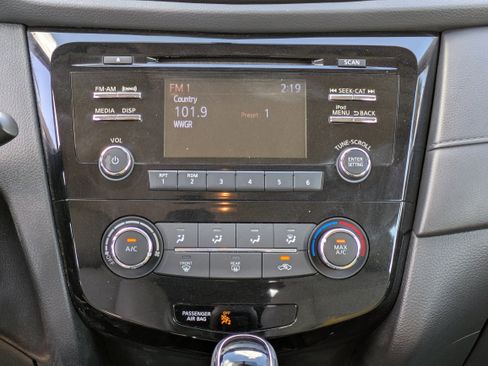 Used 2017 Nissan Rogue S image 18