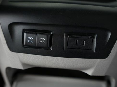 Used 2018 Toyota Sienna LE w/ Carpet Mat Package image 38