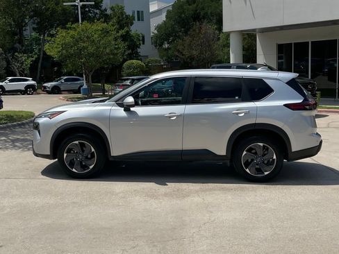 Used 2024 Nissan Rogue SV FWD image 3