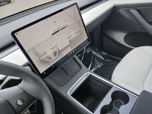 Used 2024 Tesla Model Y Long Range image 28