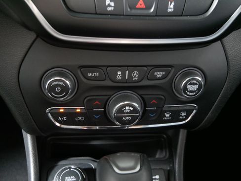 Used 2021 Jeep Cherokee Latitude Lux 80th Anniv w/ Quick Order Package 26U 80TH image 23