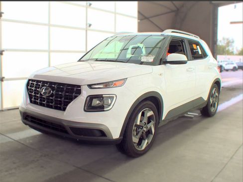 Used 2025 Hyundai Venue SEL FWD image 1