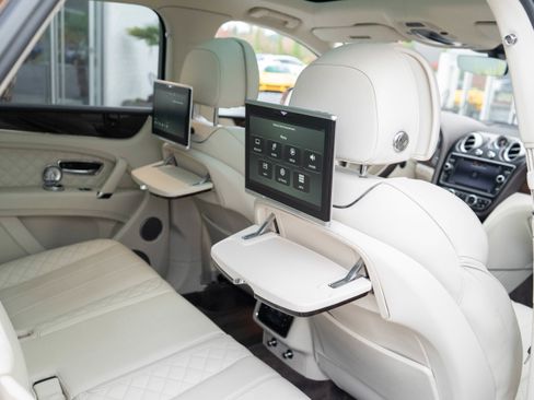 Used 2017 Bentley Bentayga image 37