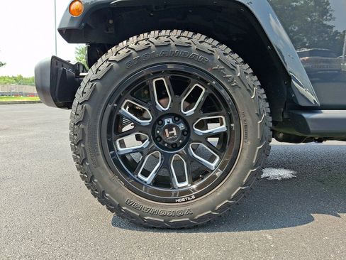 Used 2017 Jeep Wrangler Unlimited Sahara AWD/4WD image 8
