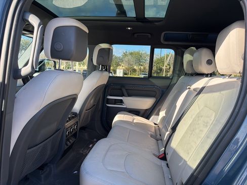 Used 2023 Land Rover Defender 110 SE image 8