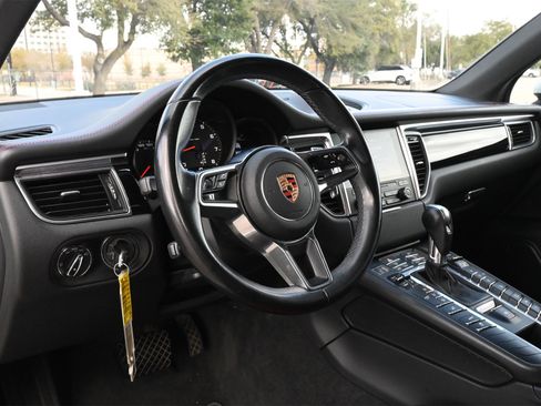 Used 2018 Porsche Macan image 16