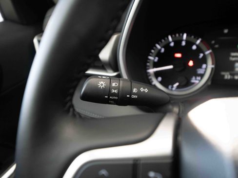 Used 2025 Toyota Highlander XLE image 13