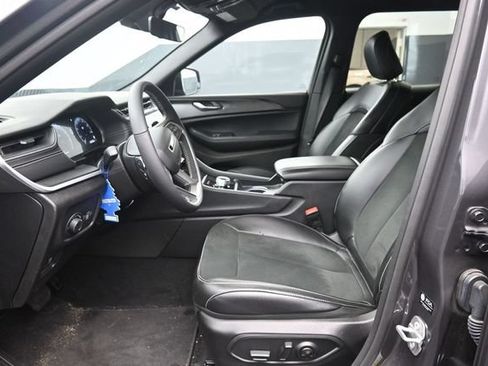 Used 2025 Jeep Grand Cherokee Altitude AWD/4WD image 13