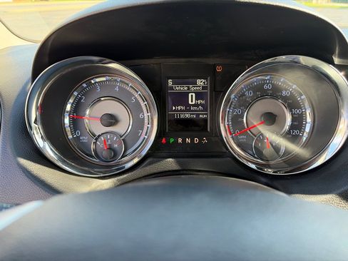 Used 2015 Chrysler Town & Country Touring w/ Driver Convenience Group FWD image 18