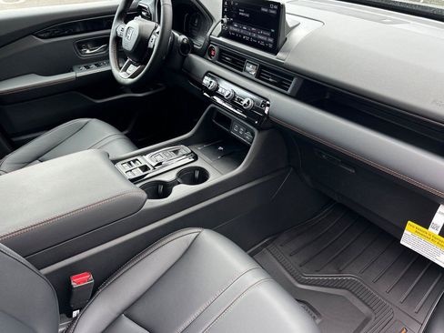 New 2025 Honda Pilot TrailSport image 18