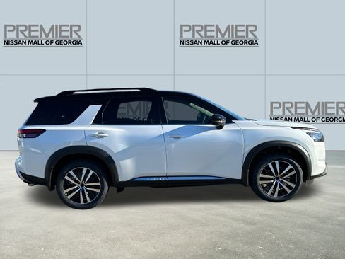 New 2025 Nissan Pathfinder Platinum image 4