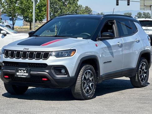 Used 2025 Jeep Compass Trailhawk AWD/4WD image 9