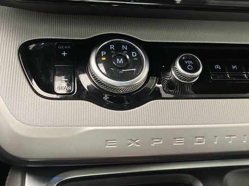 Used 2025 Ford Expedition Active image 28