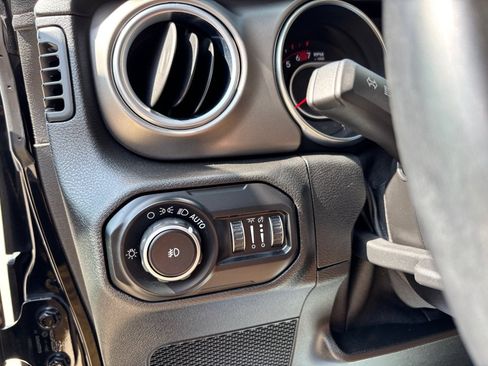 Used 2020 Jeep Wrangler Unlimited Rubicon w/ Cold Weather Group AWD/4WD image 19