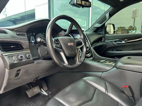 Used 2020 Cadillac Escalade Platinum image 2