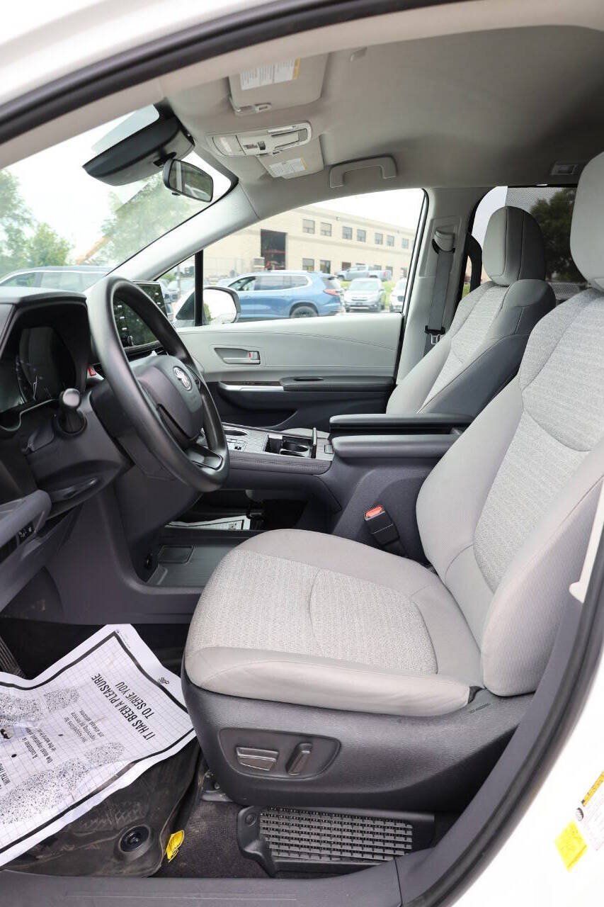 Used 2022 Toyota Sienna LE FWD image 13
