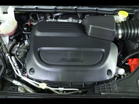 Used 2024 Chrysler Pacifica Touring-L image 19