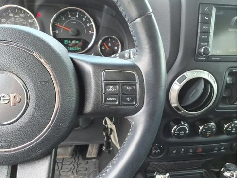 Used 2018 Jeep Wrangler Unlimited Sahara w/ Connectivity Group AWD/4WD image 23