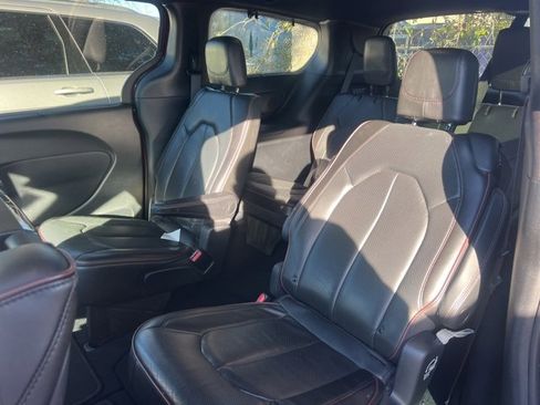 Used 2020 Chrysler Pacifica Limited image 6