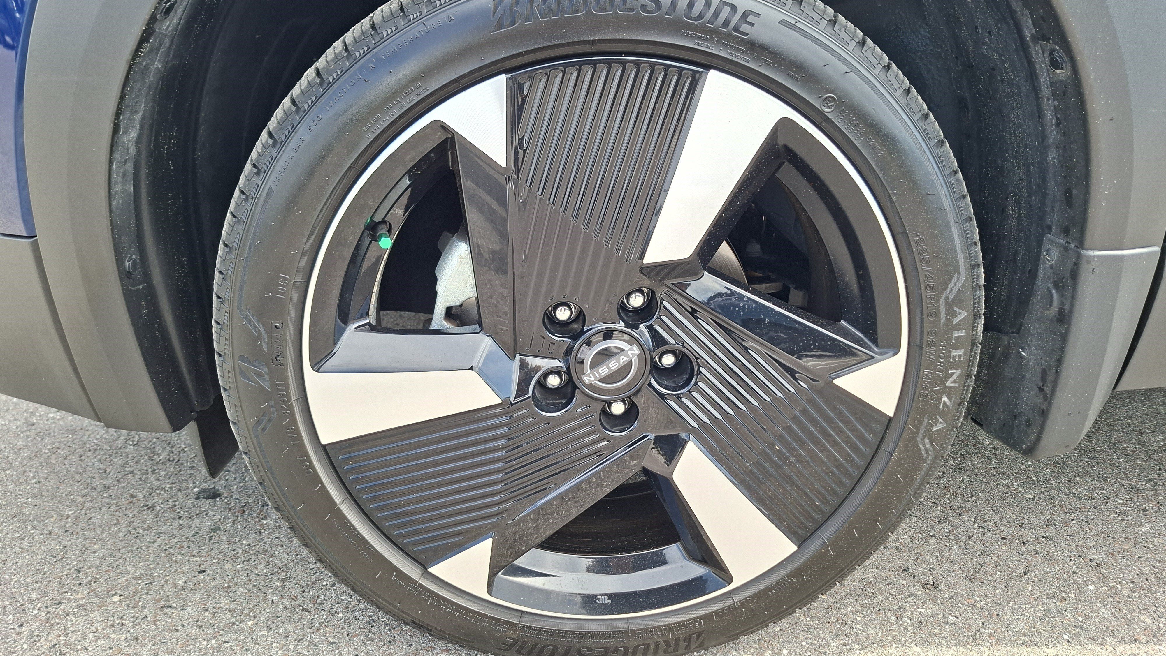Certified 2025 Nissan Kicks SR FWD image 25