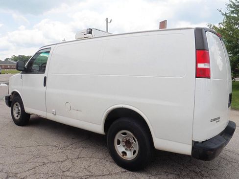 Used 2015 Chevrolet Express 2500 RWD image 2