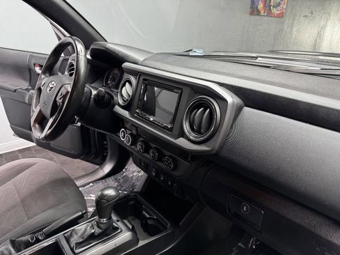 Used 2018 Toyota Tacoma TRD Sport AWD/4WD image 49