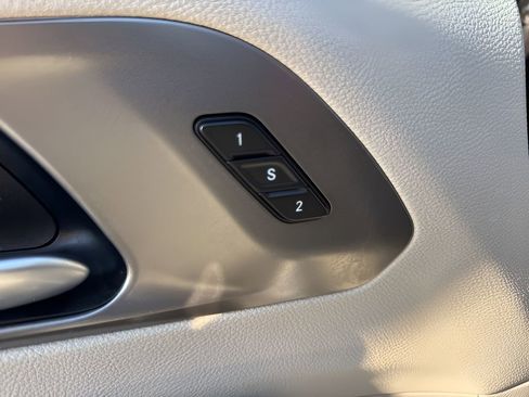 Used 2024 Chrysler Pacifica Select image 11