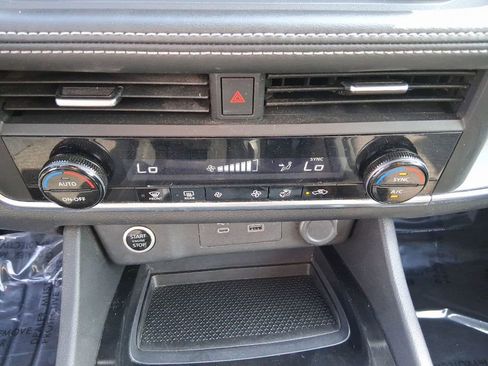 Used 2023 Nissan Rogue SV image 16