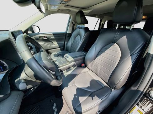 Used 2023 Toyota Highlander XLE AWD/4WD image 11