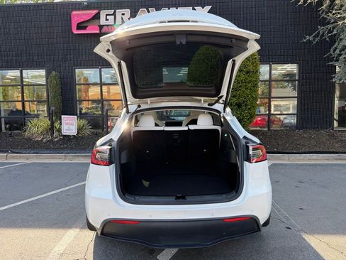 Used 2021 Tesla Model Y Long Range image 17