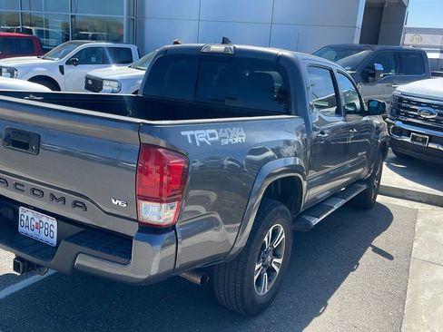 Used 2017 Toyota Tacoma TRD Sport w/ Tow Package (A/T) image 2