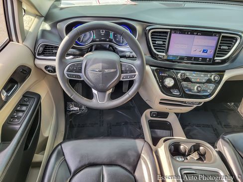 Used 2023 Chrysler Pacifica Touring-L FWD image 12