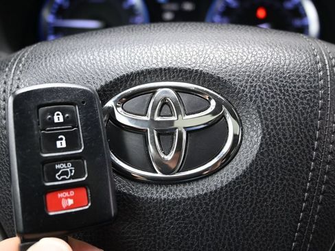 Used 2019 Toyota Highlander XLE AWD/4WD image 43