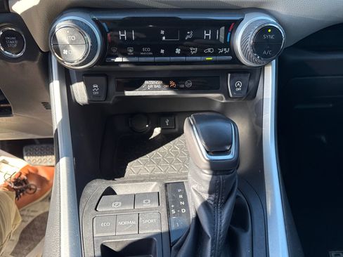 Used 2021 Toyota RAV4 XLE Premium image 11