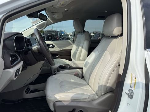 Used 2021 Chrysler Pacifica Touring-L image 14