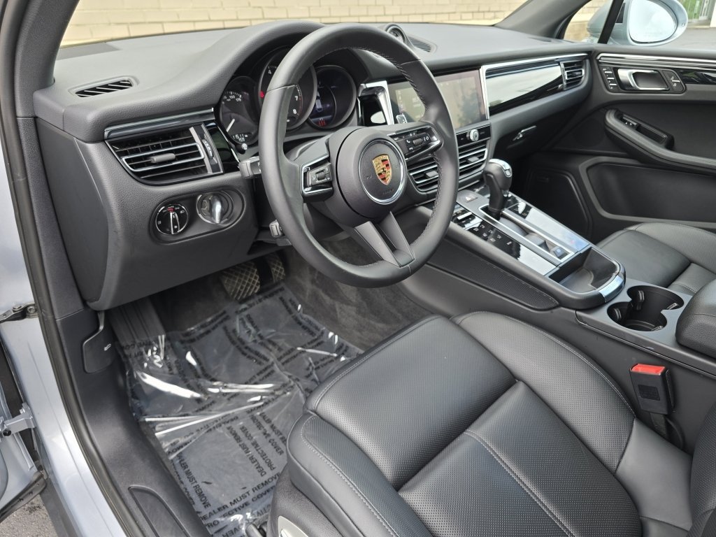 Certified 2024 Porsche Macan AWD/4WD image 5