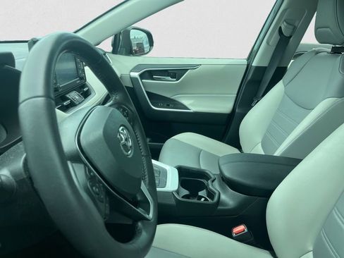 Used 2021 Toyota RAV4 XLE Premium image 8