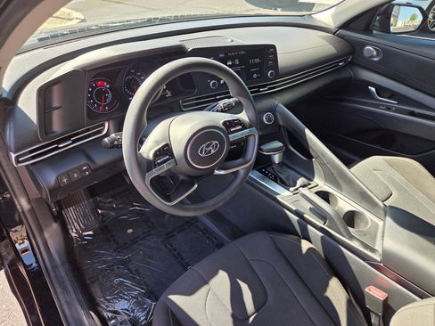 Certified 2023 Hyundai Elantra SE image 10