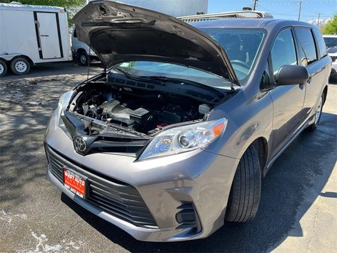 Used 2020 Toyota Sienna L w/ Carpet Mat Package image 32