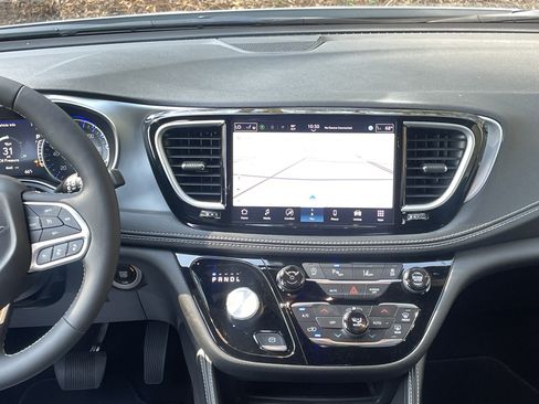 Used 2026 Chrysler Pacifica Limited FWD image 29
