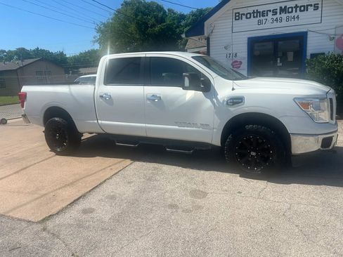Used 2019 Nissan Titan SV AWD/4WD image 2