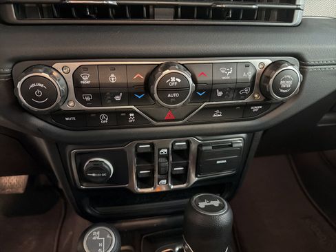 Used 2024 Jeep Wrangler Unlimited Sahara AWD/4WD image 23