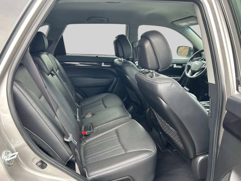 Used 2015 Kia Sorento LX image 12