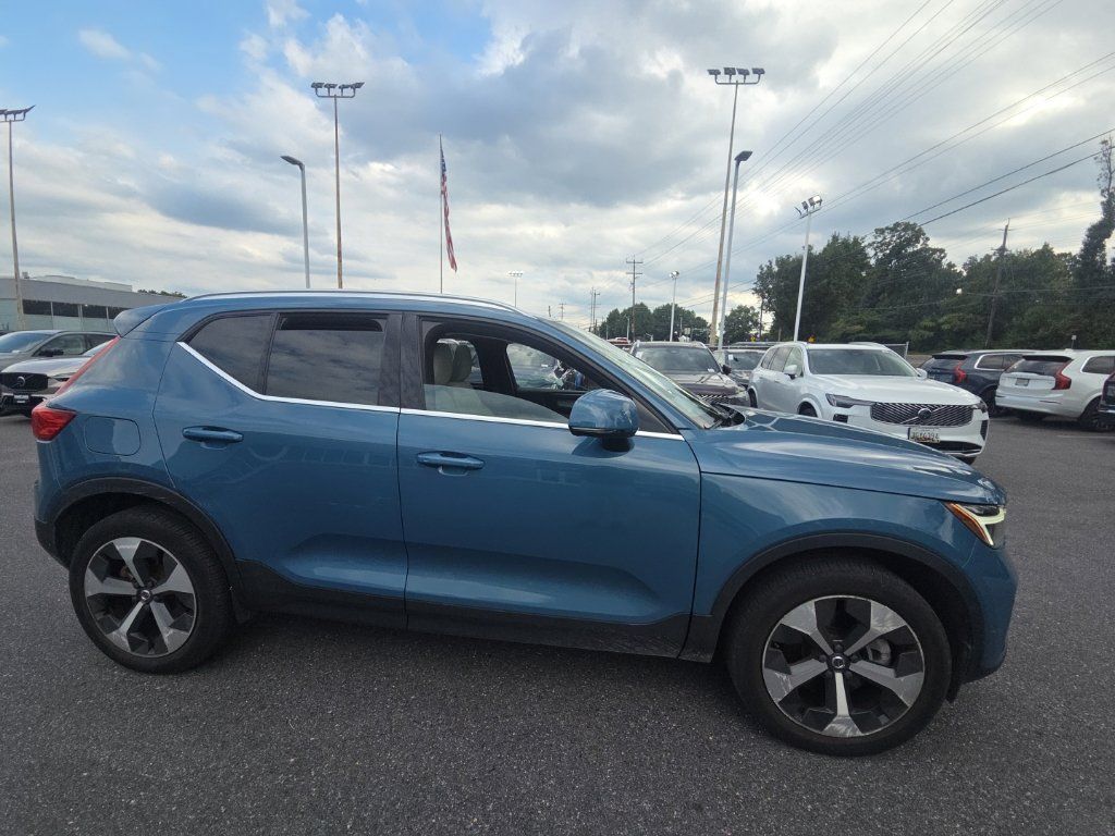 Used 2024 Volvo XC40 B5 Plus w/ Climate Package AWD/4WD image 4