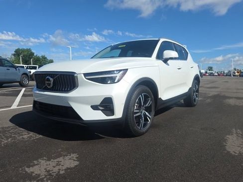 Used 2023 Volvo XC40 B5 Plus AWD/4WD image 2