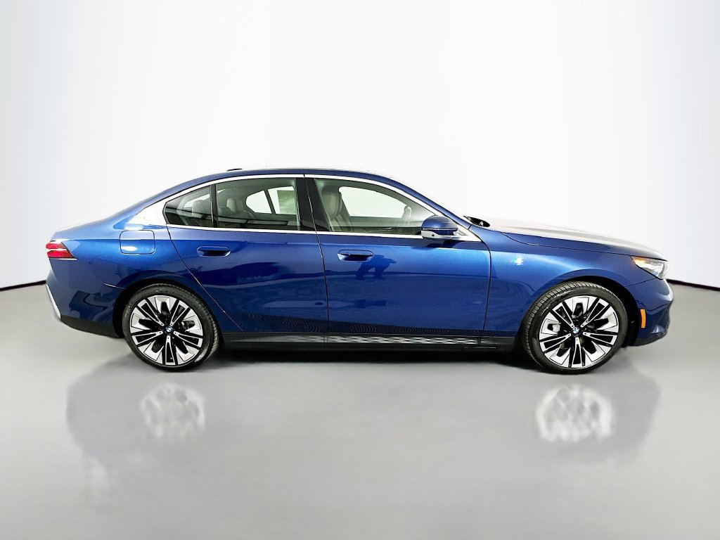 Used 2026 BMW i5 eDrive40 w/ Premium Package RWD image 4