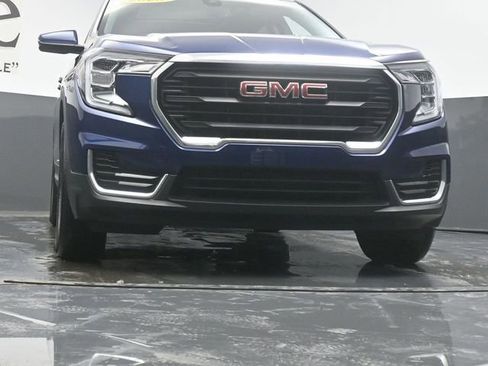 Used 2023 GMC Terrain SLE w/ Driver Convenience Package image 3